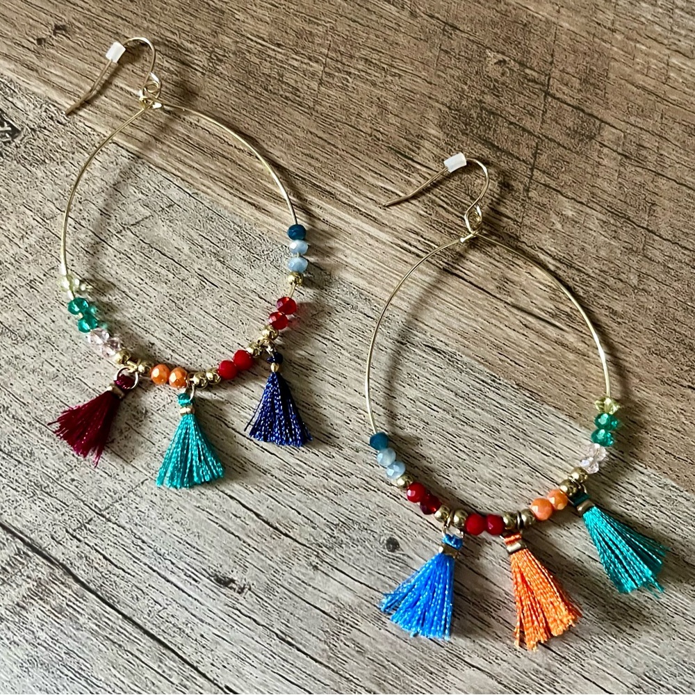 📿🎀Gold Tone Fashion Boho Hoop earrings with colourful beads & tassels.